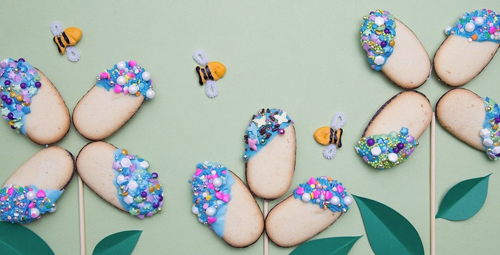 Pepperidge Farm Spring Setting Milano cookie flowers, Goldfish cracker bees